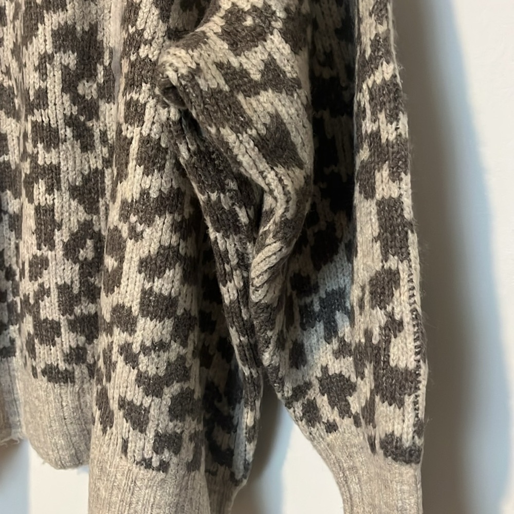 Old Navy Chunky Knit Gray Pattern Sweater, NWT - Picture 4 of 6